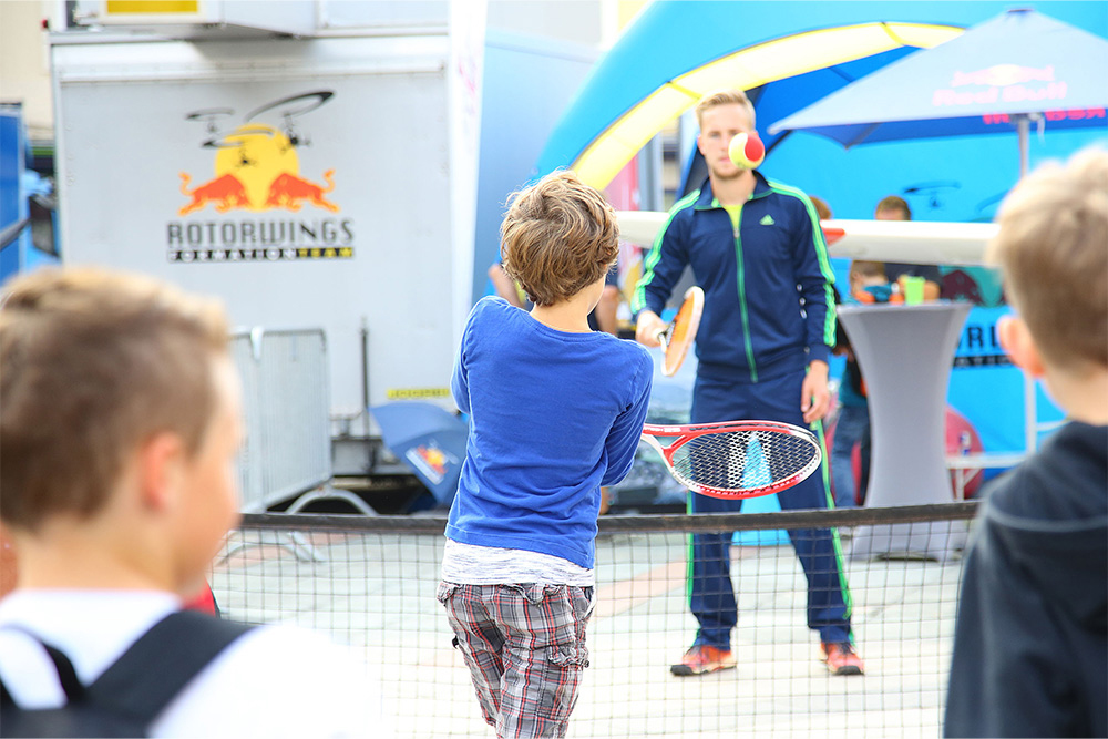 Kind beim Tennis spielen