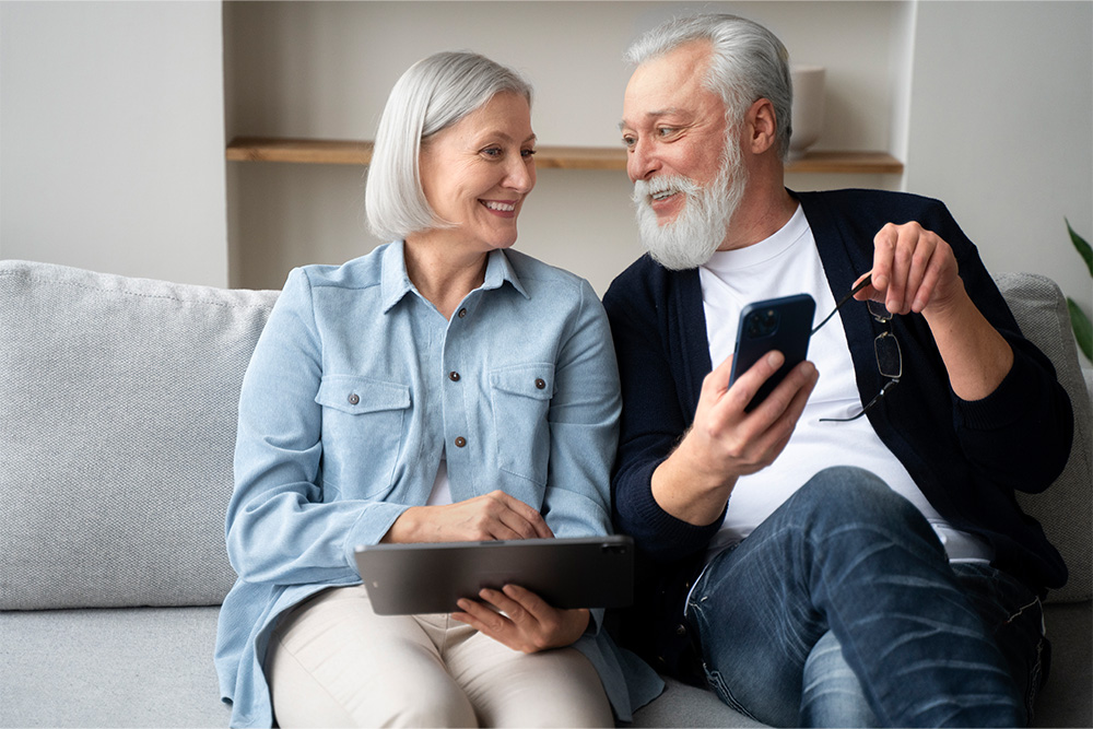 Ältere Menschen mit Smartphone und Tablet