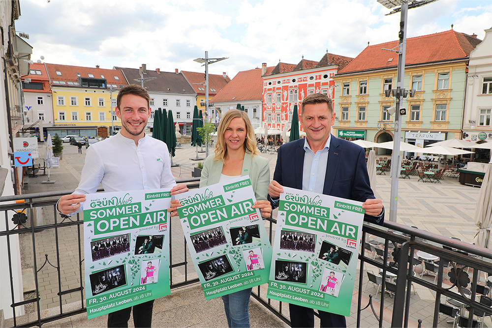 Radio Grün-Weiß Vertreter:innen und Bürgermeister Kurt Wallner zeigen die Plakate für das Sommer Open Air