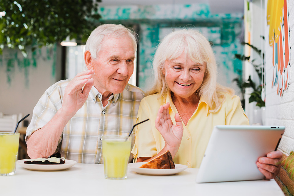 Zwei Senior:innen mit Tablet