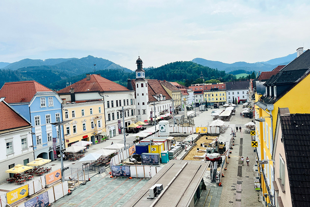 Blick auf Hauptplatz mit abgezäunter Baustelle