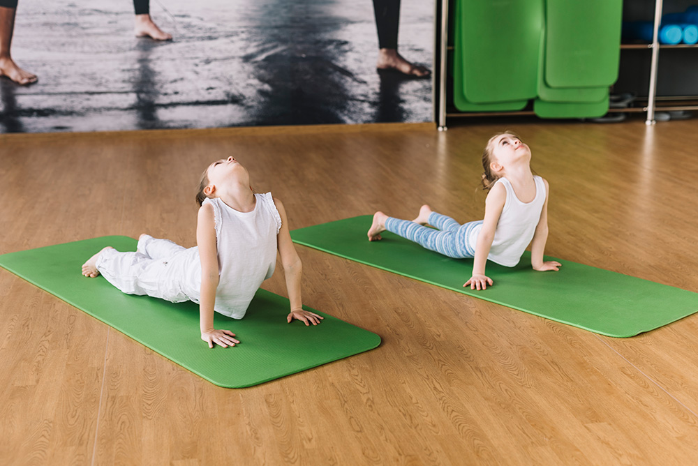 Kinder beim Yoga