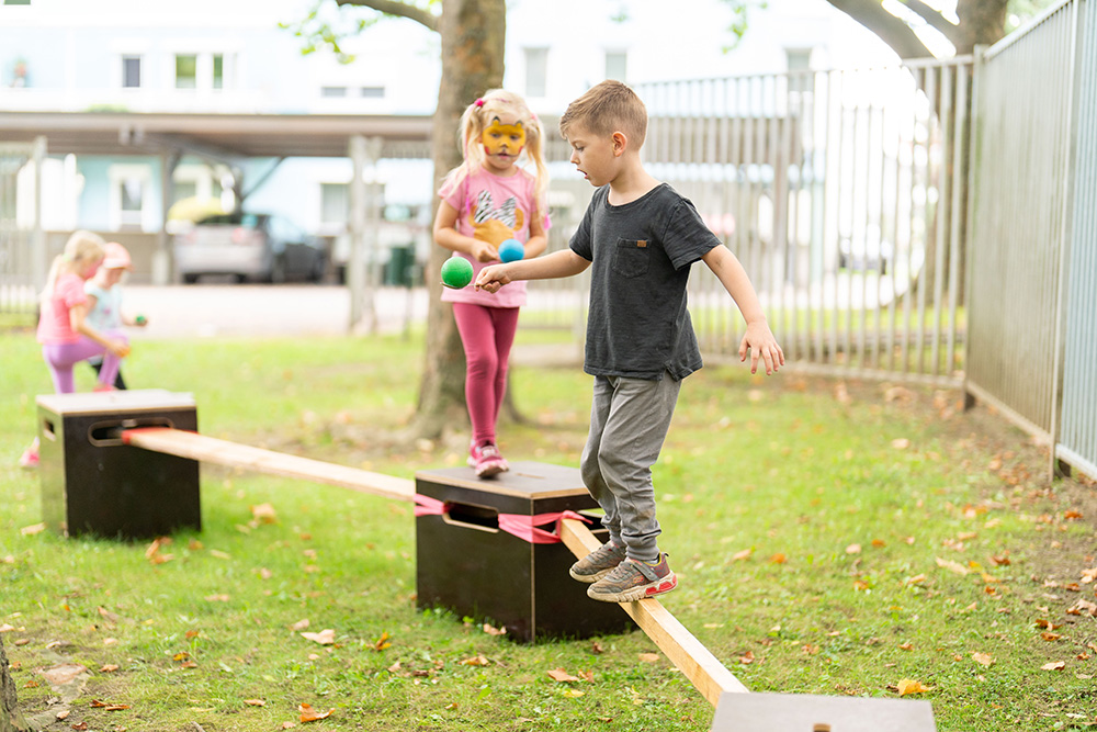 Kinder beim Balancieren