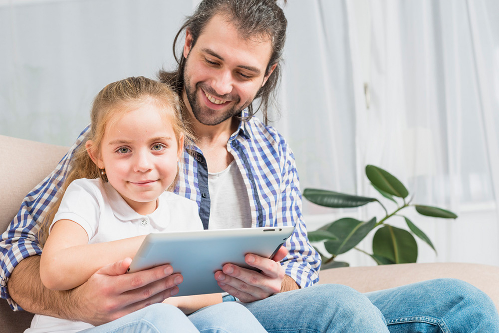 Vater und Tochter mit Tablet