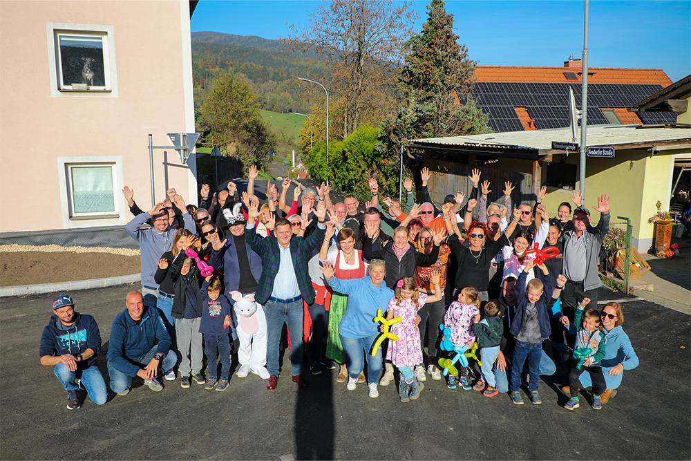 Gruppenbild der Wiedereröffnungsfeier