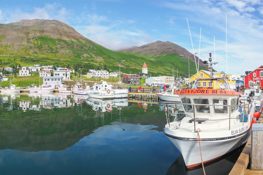 Impression aus Island, Hafen mit Blick auf grüne Berge