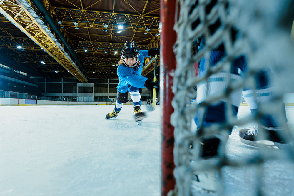 Kinder beim Eishockey spielen