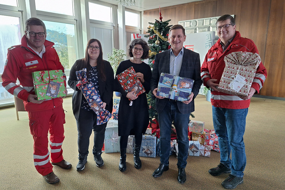 Ab heute werden die Weihnachtspackerl ausgeteilt: Im Bild v.l: Bezirksrettungskommandant Armin Lieschnig, Sabine Jeckl, Referat Soziales, Familie & Frauen, Claudia Leeb, Leiterin Referat Soziales, Familie & Frauen, Leobens Bürgermeister Kurt Wallner und Josef Himsl, Bezirksgeschäftsführer des Roten Kreuzes Leoben