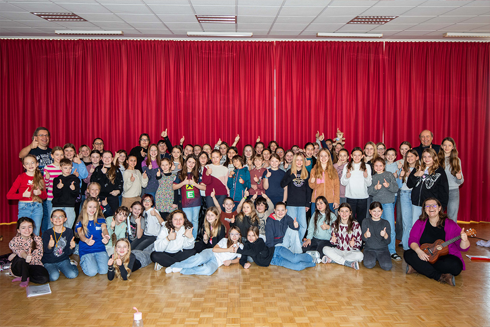 Gruppenfoto der Schulmusical- Teilnehmer:innen