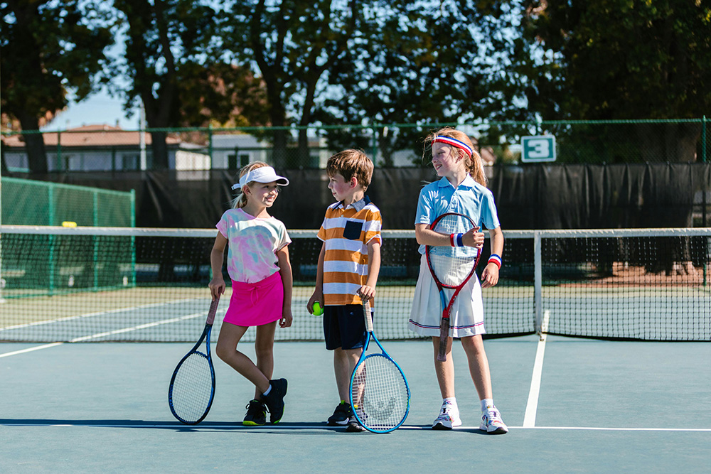 Kinder beim Tennis spielen